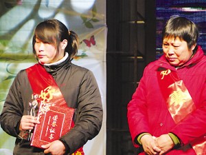 女子捐肾乞讨救丈夫 儿媳为省钱4年只穿旧衣裳