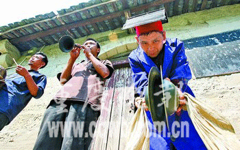 重庆綦江农民面对旱灾做法事祈雨