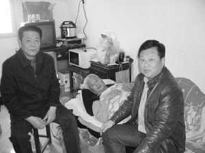 7名男子排班轮流照顾病重师兄 曾一同习武30年