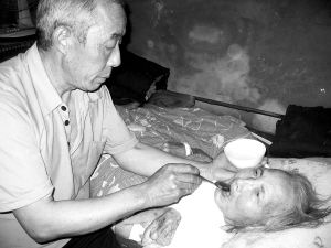 儿子为照顾瘫痪母亲关掉工厂15年守候身边