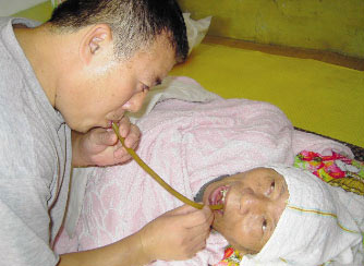 大连一位孝子24年如一日照顾植物人父亲
