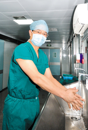 一位临床专家的别样追求--追记四川省德阳市人民医院院长范天勇