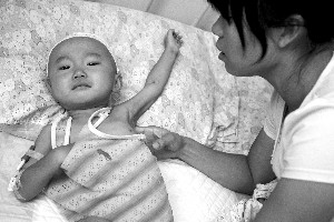 男童发烧一年花14万确诊为罕见病 父母无钱治病