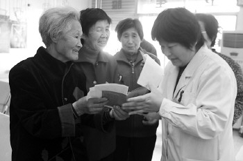 社区居民配家庭医生：“敲门入户”式服务难不难？