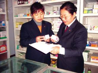“错时”稽查保药品质量