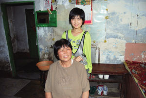 老夫妇拾荒18载养大独臂弃婴