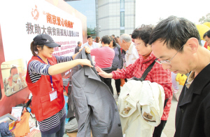 爱心妈妈义卖救助白血病患儿