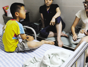 南京8岁男孩从6楼坠地爬起就跑 与父母聊天自如