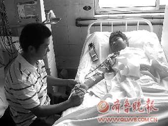 残疾父亲开车拉货为患尿毒症儿子筹药费