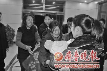 6个月大男婴在母亲背上被抢走