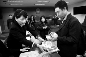16名患尘肺病矿工领到赔偿款