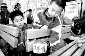 为公共座椅备块“环保抹布”