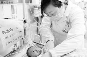 女婴外露心脏成功归位
