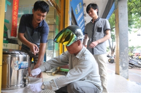 石狮子芳路泉安大药店门口消暑凉茶 清凉过路人