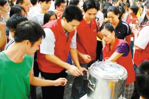 首批甲型流感疫苗运抵深圳