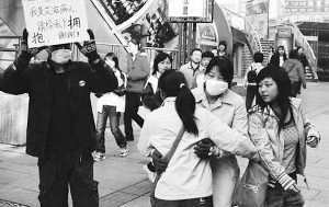 大学生假扮艾滋病患者求人拥抱