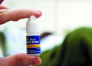 女大学生坐火车滴眼药水 错把胶水滴入眼中