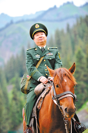 对患者，他这样表达爱——记武警新疆总队医院院长庄仕华
