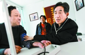 71岁退休老医生为居民无偿看病11年