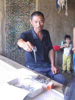 怪人对镜开胸自己做手术