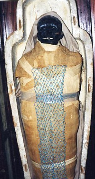 美医院开棺清理修复埃及2500年木乃伊
