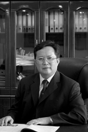 绝地突围 铺筑老院腾飞之路——记中航工业贵航三○二医院院长陈志坚