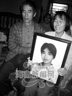 青年从公安局大楼跳下身亡 尸体上都是伤痕