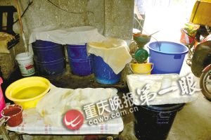 夫妻用工业碱发酵米糕 见民警急忙捡出死苍蝇