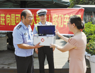 鑫斛药房为交巡警送清凉