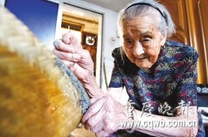 104岁老太太勤做家务 掌管家中经济大权