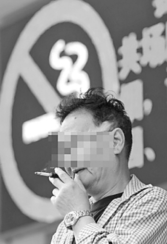 中国禁烟令遭遇多重尴尬 专家称官员守法成关键