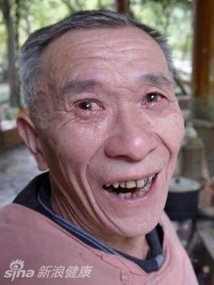 8.洗好眼睛的老人