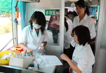 新疆塔城地区和布克赛尔蒙古自治县妇幼保健站为免费婚检人群进行艾滋病咨询检测服务
