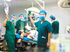 “医身手术台自拍”续：医院道歉全体参拍人被处分