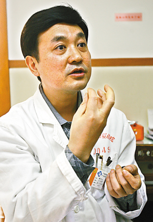 人物故事：男医生10年为30艾滋妈妈接生