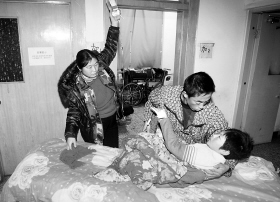 高位截瘫孕妇剖腹产女 丈夫跪谢好心人捐助