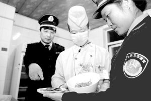 为春节食品贴上“安全贴”