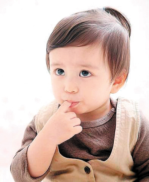 婴幼儿教育：宝宝吃手需要纠正吗？