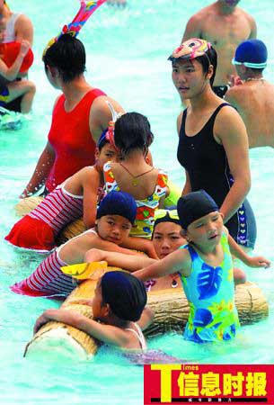 小区游泳池被指一年换一次水