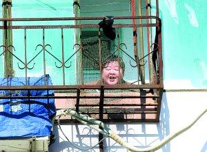 一见路人经过就兴奋 “发疯”女子高楼抛衣