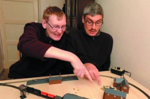 英国中年兄弟患罕见病变 行为智商如同10岁孩童