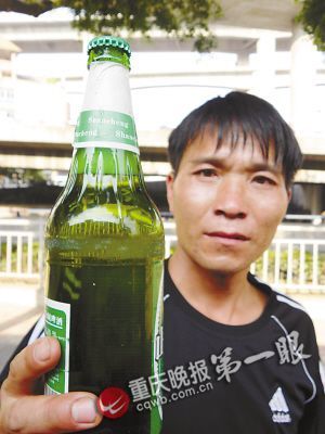 啤酒内漂黑色异物 厂家称酒瓶未洗净对人体无害