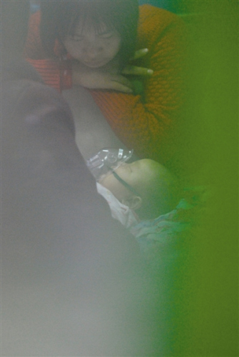 家人开车送婴儿进城看急诊遇晚高峰 交警帮开路