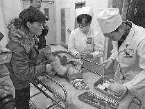 男婴误吞铁钉 6小时跨省急救将钉取出