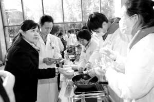 开展膏方制作展示活动
