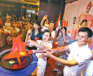 婚礼模仿奥运开幕式 新郎新娘穿运动衫