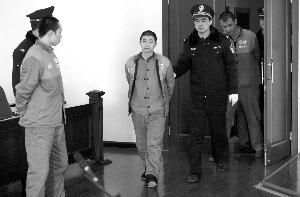 四人涉非法卖活体肾受审 称做中介是救人命