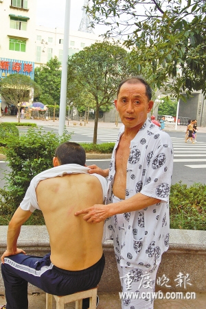 母亲发病要打人 儿子儿媳争相挨棍棒