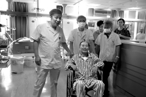 受伤环卫工人脱离生命危险
