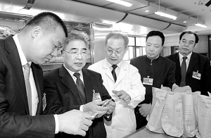 两会代表委员调研中药小包装